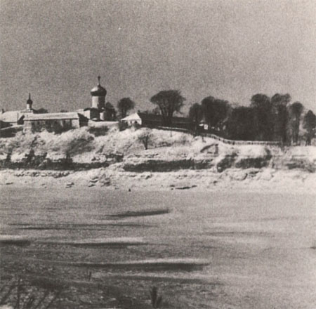 Снетогорский монастырь с реки Великой