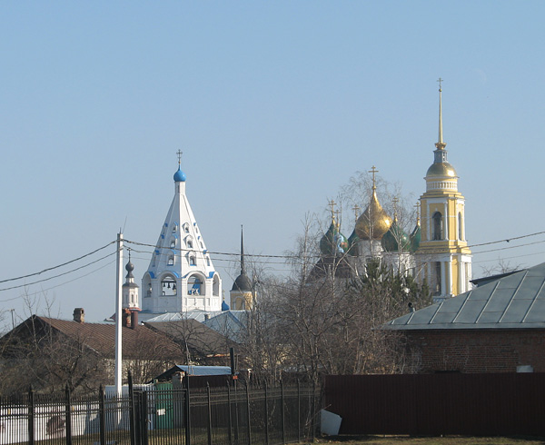 Коломна. Вид на шатровую колокольню и Успенский собор в центре Коломенского кремля